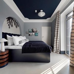 Camera media con letto king size