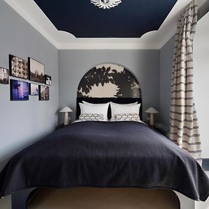 Camera media con letto king size